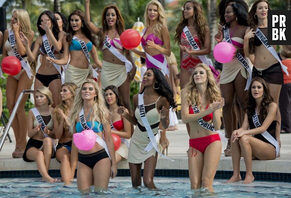 Camille Cerf (assise en bas à gauche) : Miss France 2015 au milieu des autres candidates de Miss Univers