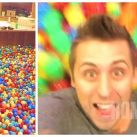 Le rêve ultime : un homme transforme sa maison en piscine à boules géante !