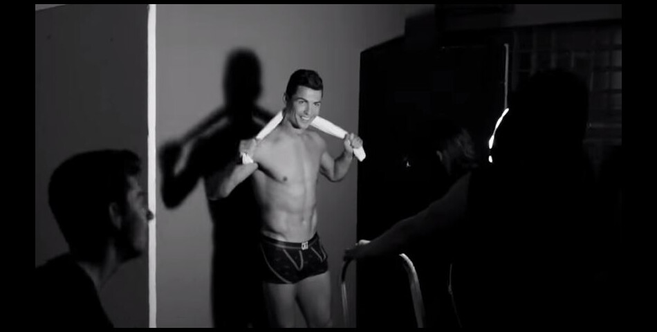 Cristiano Ronaldo Torse Nu Pour Présenter La Collection Printemps été 2015 De Sa Ligne De Sous 6280