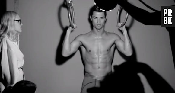 Cristiano Ronaldo sort les muscles pour présenter la collection printemps-été 2015 de sa ligne de sous-vêtements CR7
