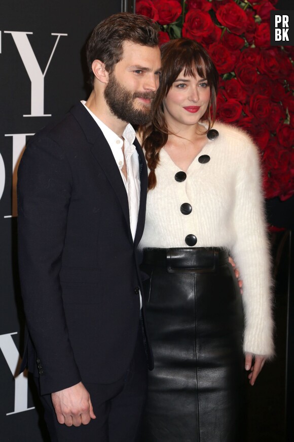 Dakota Johnson et Jamie Dornan à une projection du film Fifty Shades of Grey le 6 févrer 2015 à New York