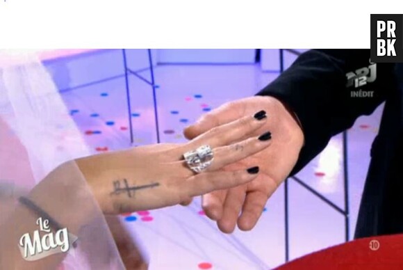 Julien Bert passe la bague au doigt d'Aurélie Dotremont dans Le Mag de NRJ 12, le 13 février 2015