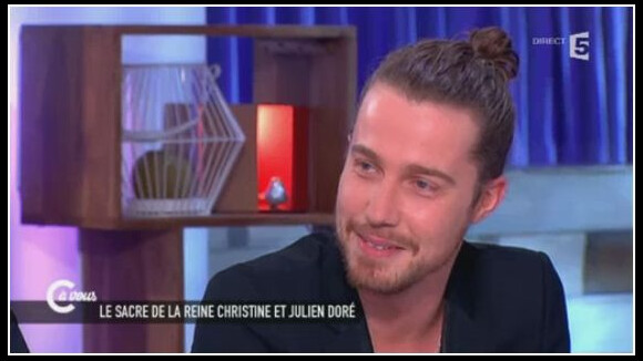 Julien Doré : son "bel organe" provoque un fou-rire dans C à Vous