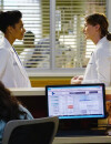 Grey's Anatomy saison 11, épisode 12 : Meredith (Ellen Pompeo) et Maggie (Kelly McCreary) sur une photo