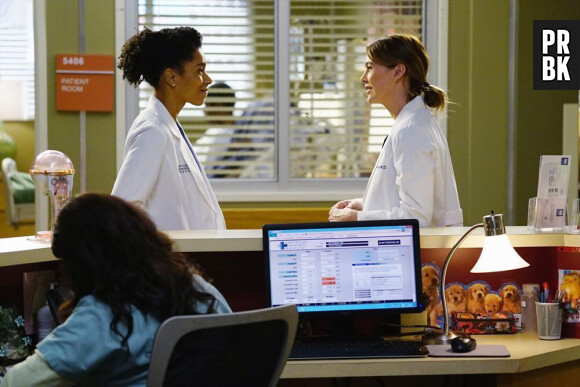 Grey's Anatomy saison 11, épisode 12 : Meredith (Ellen Pompeo) et Maggie (Kelly McCreary) sur une photo