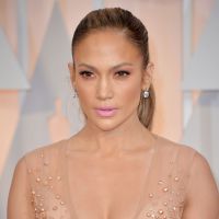 Jennifer Lopez décolletée, Jennifer Aniston tripote Emma Stone... le tapis rouge des Oscars 2015