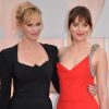 Dakota Johnson et Melanie Griffith posent sur le tapis rouge des Oscars 2015