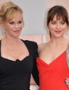  Dakota Johnson et Melanie Griffith posent sur le tapis rouge des Oscars 2015 