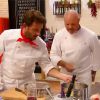 Julien Machet et Philippe Etchebest en cuisine dans le numéro de Top Chef 2015 diffusé le 23 février 