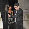 Robert Pattinson attentionné avec sa petite-amie FKA Twigs, le 25 février 2015 à Londres