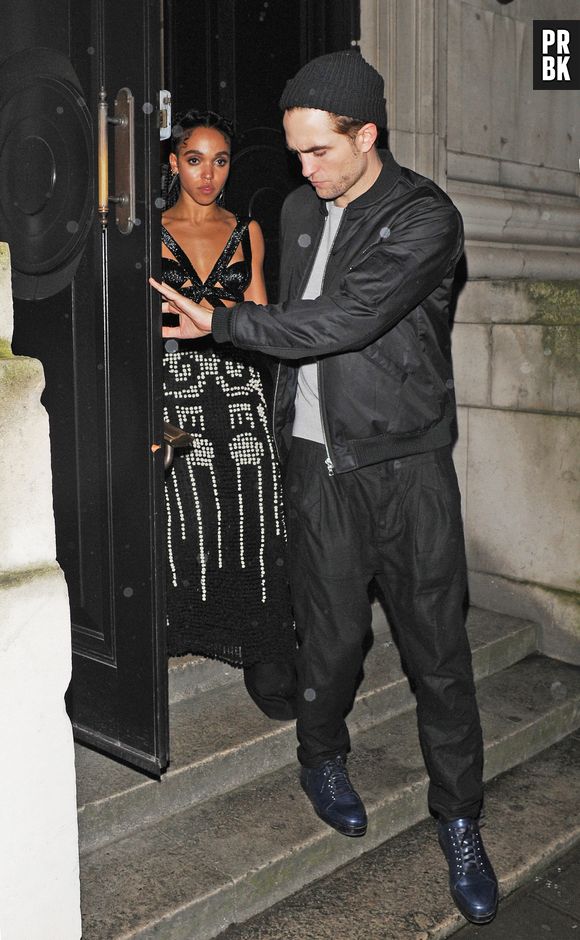 Robert Pattinson attentionné avec sa petite-amie FKA Twigs, le 25 février 2015 à Londres