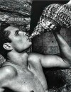 Florent Manaudou nu devant l'objectif de Karl Lagerfeld