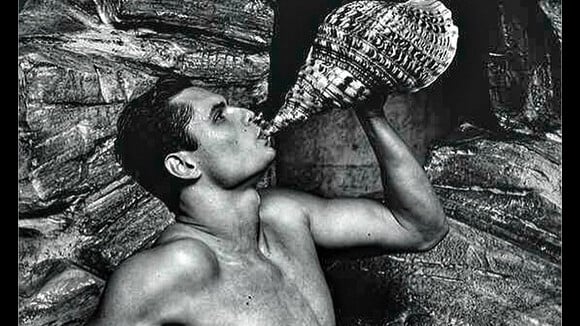 Florent Manaudou nu : le champion de natation se déshabille devant l'objectif de Karl Lagerfeld