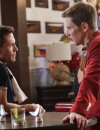 Revenge saison 4, épisode 16 : Jaco (Nick Wechsler) et Nolan (Gabriel Mann) sur une photo