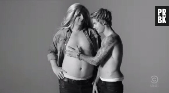 Justin Bieber parodie sa publicité Calvin Klein avant sa participation à l'émission Comedy Central Roast (30 mars 2015)