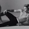 Justin Bieber délirant dans une parodie de sa publicité Calvin Klein diffusée avant sa participation à l'émission Comedy Central Roast (30 mars 2015)