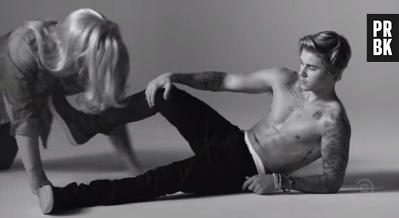 Justin Bieber délirant dans une parodie de sa publicité Calvin Klein diffusée avant sa participation à l'émission Comedy Central Roast (30 mars 2015)