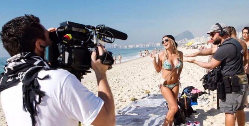 Amélie Neten en bikini sur le tournage des Anges 7