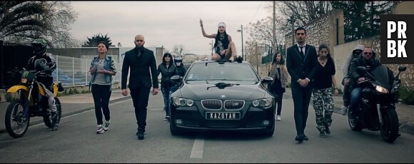 Niia Hall en mode YOLO sur le toît d'une voiture pour le clip #Askiparait
