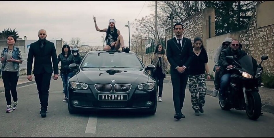  Niia Hall en mode YOLO sur le to&amp;icirc;t d&#039;une voiture pour le clip&amp;nbsp;#Askiparait 