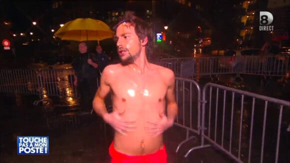 Bertrand Chameroy torse nu pour une douche improvisée dans TPMP