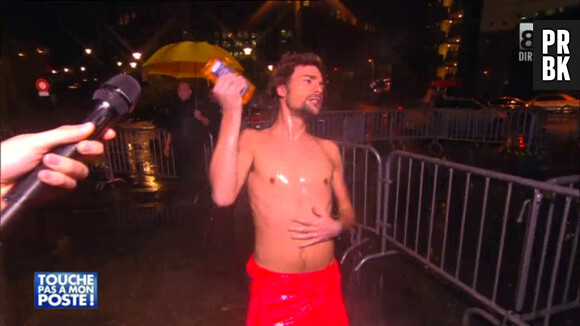 Bertrand Chameroy torse nu pour une douche délirante dans TPMP, le 24 mars 2015