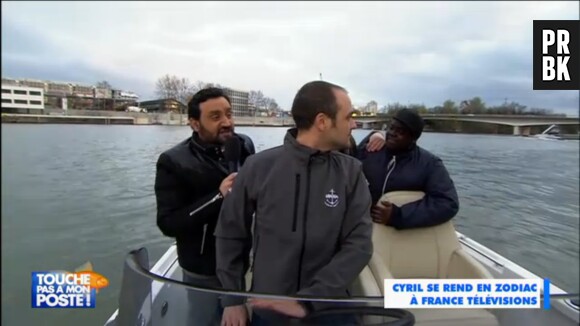 Cyril Hanouna se rend en zodiac devant les locaux de France Télévisions en compagnie de Camille Combal et Issa Doumbia