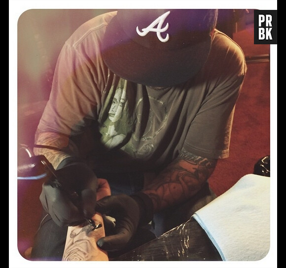 Demi Lovato chez le tatoueur pour sa rose