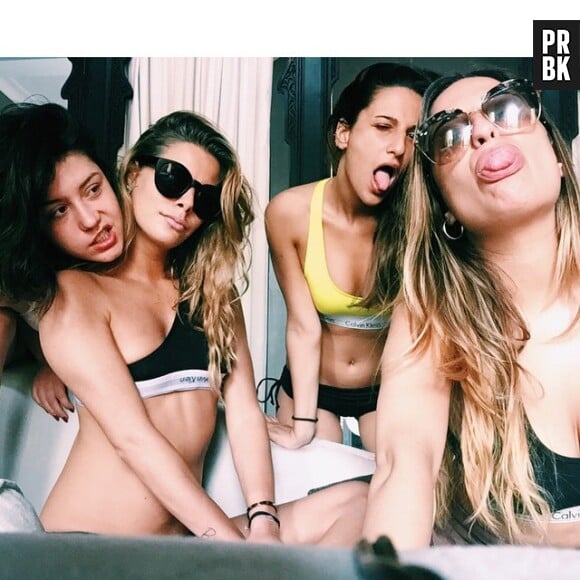 Adèle Exarchopoulos sexy entre copines sur Instagram, le 7 avril 2015