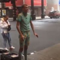 Stromae danse en pleine rue à New York : nouveau buzz en vue aux Etats-Unis ?