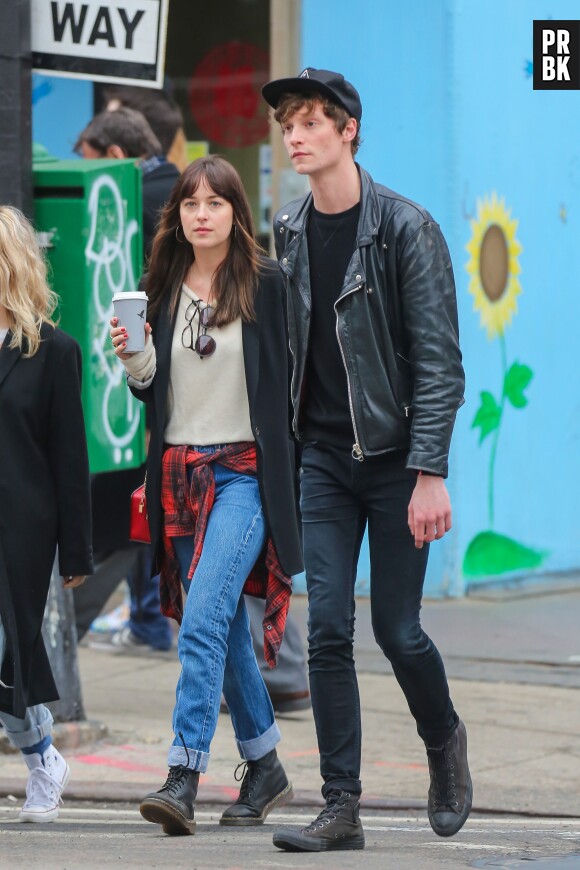 Dakota Johnson et son petit-ami (?) Matthew Hitt à New York, le 10 avril 2015