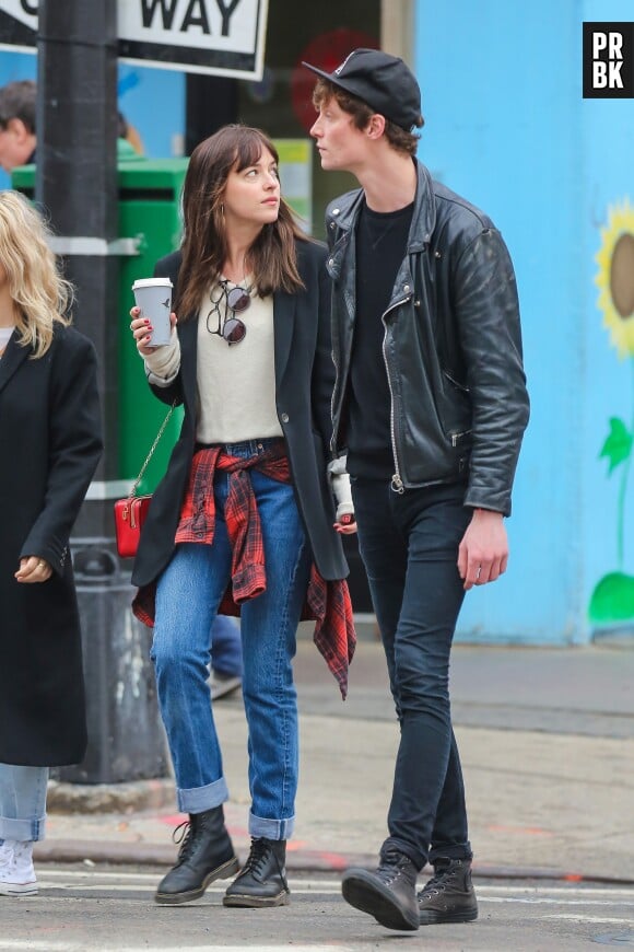 Dakota Johnson et Matthew Hitt à New York, le 10 avril 2015