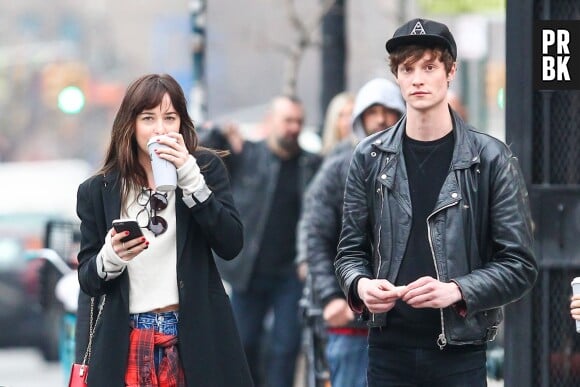 Dakota Johnson se ballade avec Matthew Hitt à New York, le 10 avril 2015