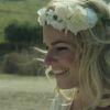 Sophie Tapie sexy et fleurie dans son clip Des milliards de petits corps