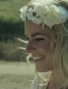 Sophie Tapie sexy et fleurie dans son clip Des milliards de petits corps