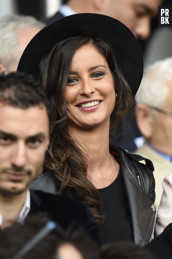 Malika Ménard stylée et souriante pendant PSG vs Lille, le 25 avril 2015 au Parc des Princes