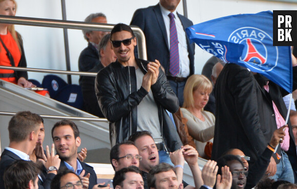 Zlatan Ibrahimovic applaudit ses coéquipiers pendant PSG vs Lille, le 25 avril 2015 au Parc des Princes