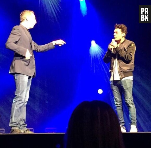 Kev Adams avec Gad Elmaleh lors de son spectacle à Lyon, le 29 avril 2015