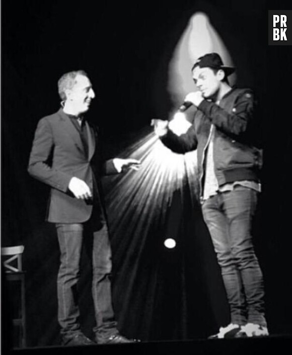 Kev Adams avec Gad Elmaleh lors de son spectacle, le 29 avril 2015