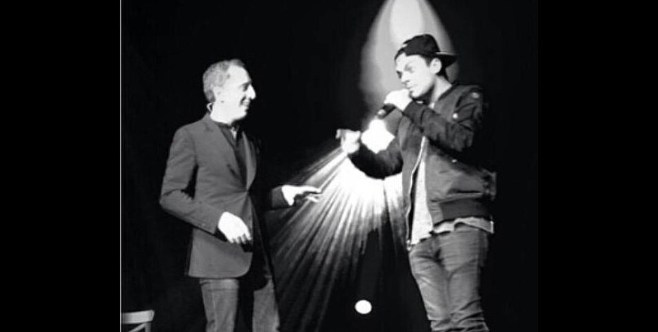  Kev Adams avec Gad Elmaleh lors de son spectacle, le 29 avril 2015 