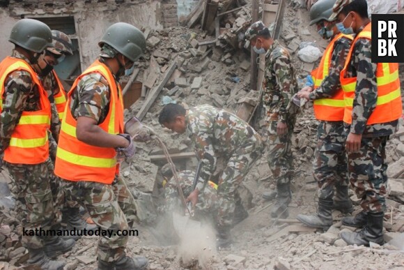 L'armée fouille les décombres à Katmandou après le séisme du 25 avril