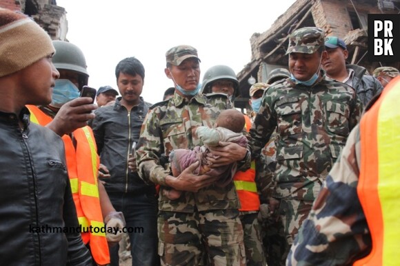 Sonit Awal, 4 mois, après son extraction des ruines d'un immeuble le 26 avril 2015 à Katmandou après le séisme du 25 avril 2015.