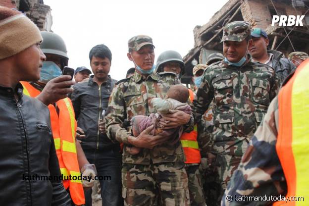 Sonit Awal, 4 mois, après son extraction des ruines d'un immeuble le 26 avril 2015 à Katmandou après le séisme du 25 avril 2015.
