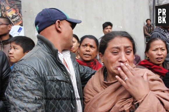 La foule émue par le sauvetage du petit Sonit Awal, 4 mois, le samedi 26 avril 2015 à Katmandou.