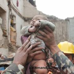 Népal : les photos incroyables d'un bébé de 4 mois retrouvé vivant dans les décombres