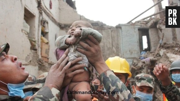 Montage d'images du sauvetage d'un bébé de 4 mois à Katmandou.