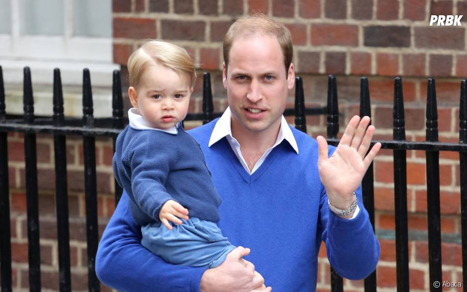  Le Prince William &amp;agrave; la maternit&amp;eacute; avec le Prince George le 2 mai 2015 &amp;agrave; Londres 