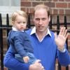 Le Prince William arrive à la maternité avec le Prince George dans les bras le 2 mai 2015 à Londres