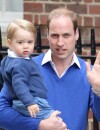 Le Prince William arrive &agrave; la maternit&eacute; avec le Prince George dans les bras le 2 mai 2015 &agrave; Londres 