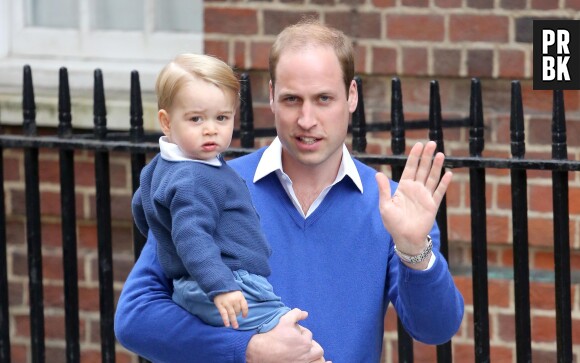 Le Prince William arrive à la maternité avec le Prince George dans les bras le 2 mai 2015 à Londres